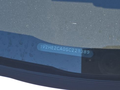 Used 2025 Volkswagen Atlas Cross Sport SE image 2