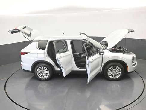 Used 2023 Mitsubishi Outlander ES image 69