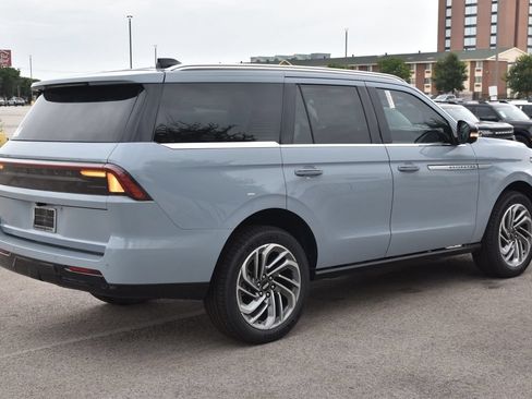 New 2026 Lincoln Navigator Reserve AWD/4WD image 6