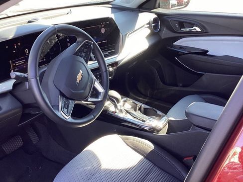 Used 2025 Chevrolet Trax LT w/ LT Convenience Package image 10