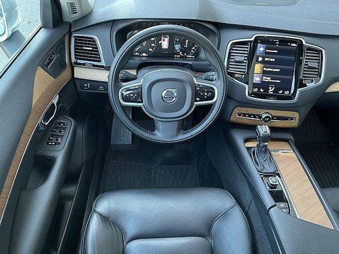 Used 2022 Volvo XC90 T6 Momentum w/ Advanced Package AWD/4WD image 5
