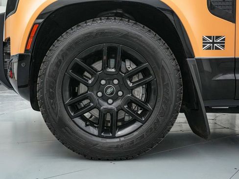 Used 2023 Land Rover Defender 90 X-Dynamic SE image 10