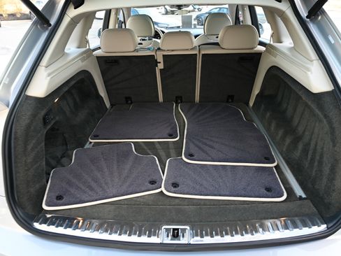 Used 2022 Bentley Bentayga image 45