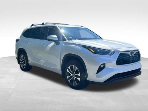 Used 2022 Toyota Highlander XLE AWD/4WD image 7