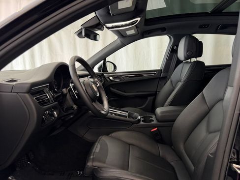 Certified 2026 Porsche Macan AWD/4WD image 5