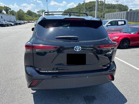 Used 2024 Toyota Highlander XLE FWD image 4