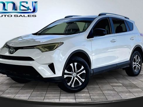 Used 2017 Toyota RAV4 LE FWD image 1