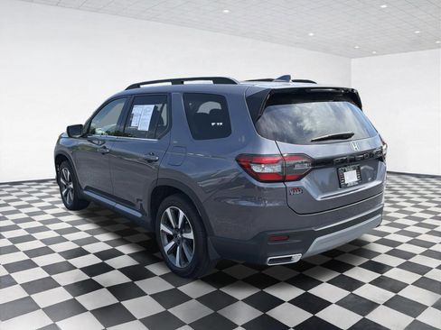 Used 2025 Honda Pilot Touring image 7