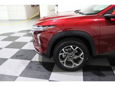 Used 2025 Chevrolet Trax LT w/ LT Convenience Package image 9