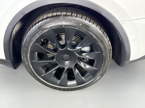 Used 2021 Tesla Model Y Long Range image 36