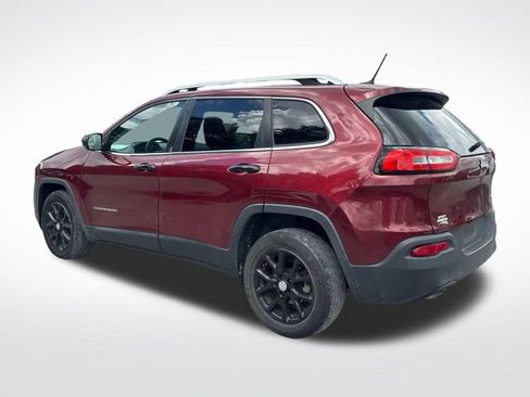 Used 2018 Jeep Cherokee Latitude w/ Cold Weather Group FWD image 3