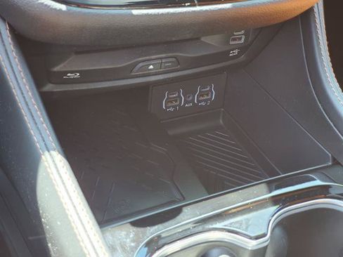Used 2025 Chrysler Pacifica Pinnacle FWD image 20