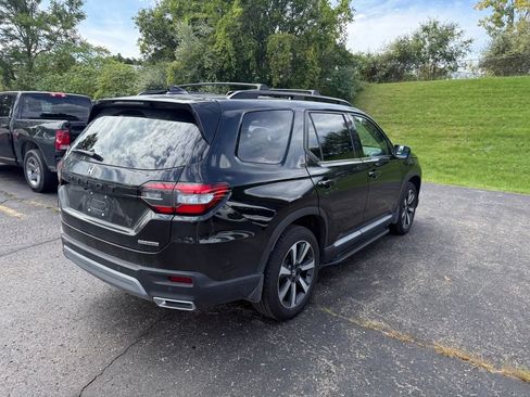 Used 2025 Honda Pilot Touring image 3