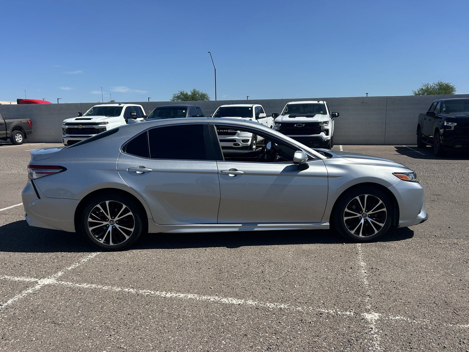 Used 2019 Toyota Camry SE FWD image 6