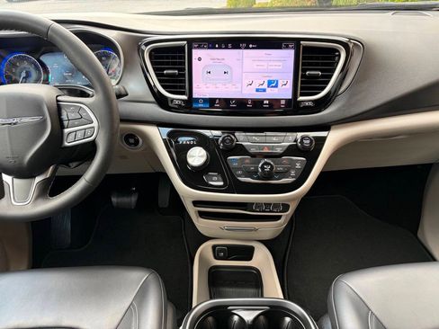 Used 2023 Chrysler Pacifica Touring-L FWD image 25