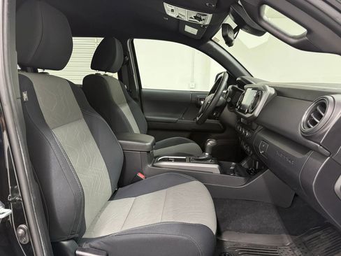 Used 2022 Toyota Tacoma TRD Off-Road image 8