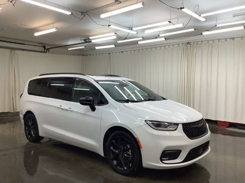 Used 2024 Chrysler Pacifica Limited w/ Uconnect Theater Family Group image 4