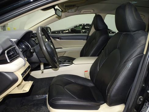 Used 2019 Toyota Camry LE image 10