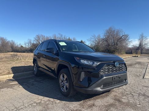 Used 2022 Toyota RAV4 LE image 8