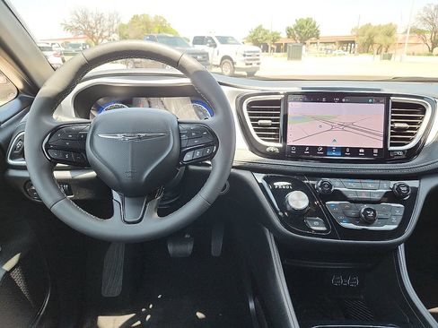 Used 2025 Chrysler Pacifica Limited FWD image 6