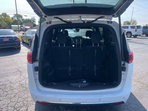 Used 2023 Chrysler Pacifica Touring FWD image 6