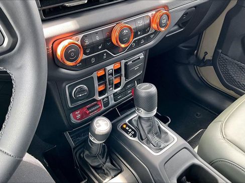 Used 2025 Jeep Gladiator Mojave AWD/4WD image 17