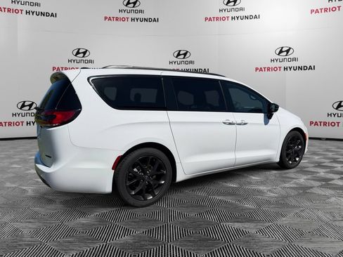 Used 2025 Chrysler Pacifica Limited FWD image 3