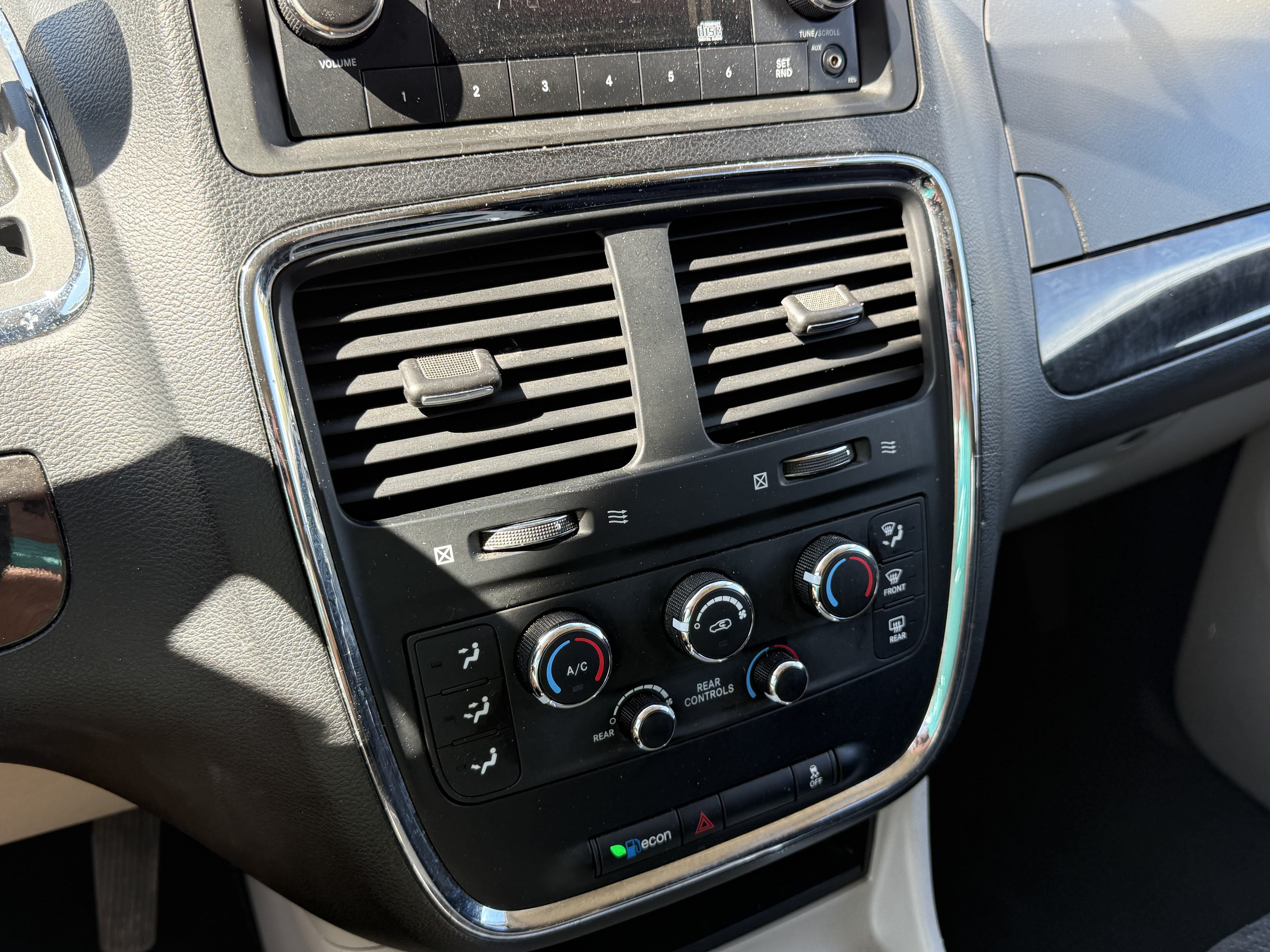 Used 2014 Dodge Grand Caravan SXT FWD image 19