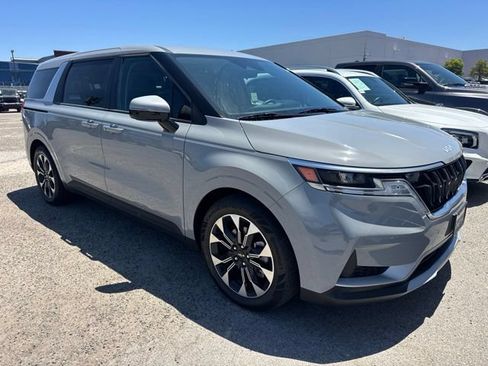 Used 2024 Kia Carnival EX FWD image 3