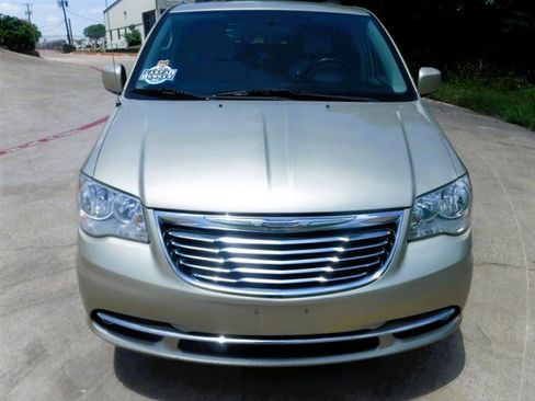 Used 2011 Chrysler Town & Country Touring-L w/ Trailer Tow Group FWD image 15