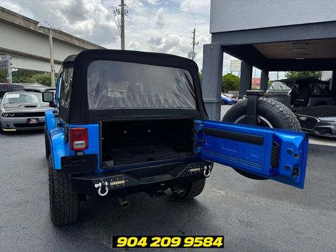 Used 2016 Jeep Wrangler Unlimited Sahara w/ Dual Top Group AWD/4WD image 27
