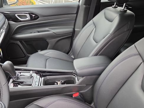 New 2026 Jeep Compass Limited image 18