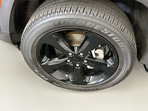 Used 2023 Jeep Grand Cherokee Altitude image 11