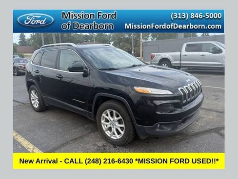 Used 2018 Jeep Cherokee Latitude w/ North All-Season Group AWD/4WD image 1