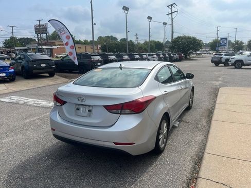 Used 2014 Hyundai Elantra SE w/ Option Group 02 FWD image 4
