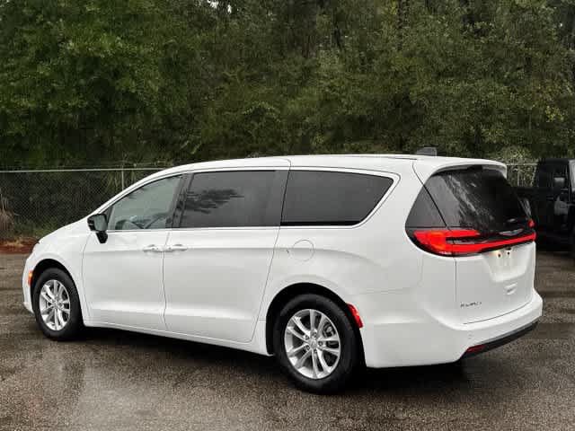 Used 2026 Chrysler Pacifica Select FWD image 4