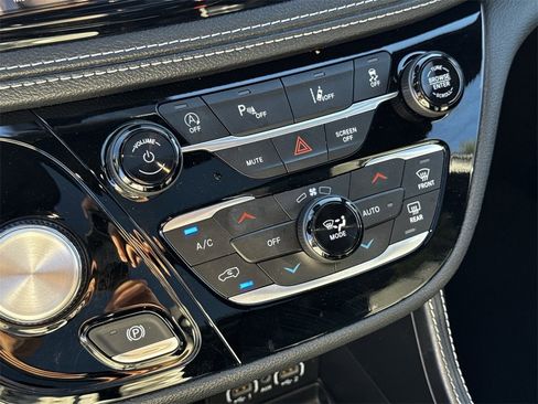 Used 2025 Chrysler Pacifica Limited image 21