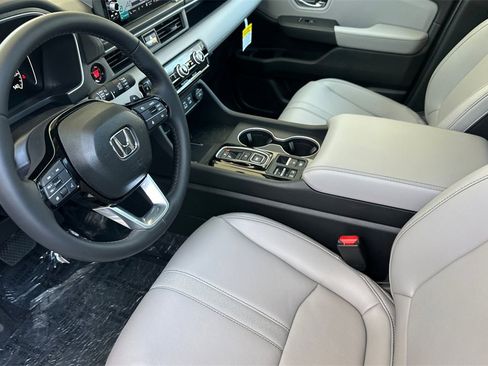New 2025 Honda Pilot Touring image 10