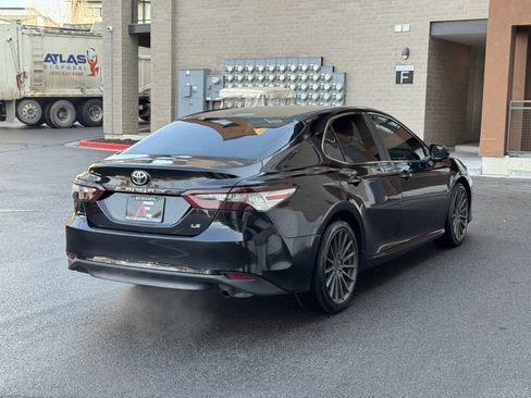 Used 2018 Toyota Camry LE image 7