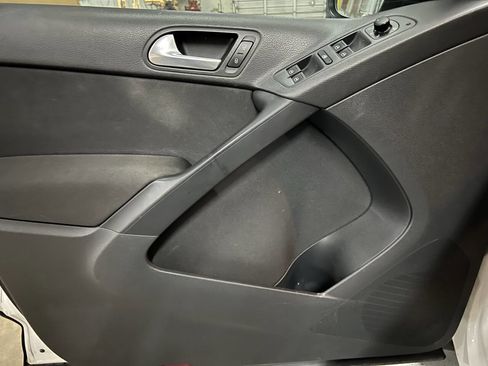 Used 2014 Volkswagen Tiguan S image 37