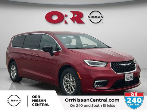 Used 2025 Chrysler Pacifica Select FWD image 3