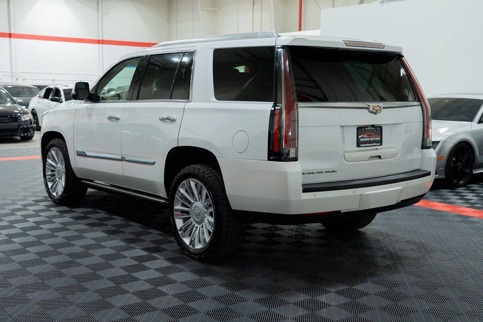 Used 2016 Cadillac Escalade Platinum AWD/4WD image 4
