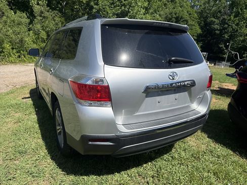 Used 2011 Toyota Highlander Limited w/ Tow Pkg AWD/4WD image 9