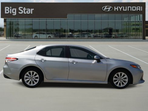 Used 2020 Toyota Camry LE FWD image 5