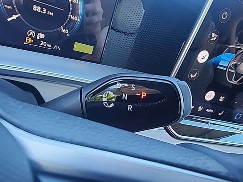 New 2025 Volkswagen Tiguan SE image 20