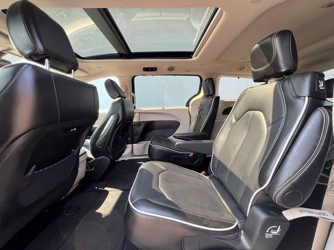 Used 2024 Chrysler Pacifica Limited FWD image 12