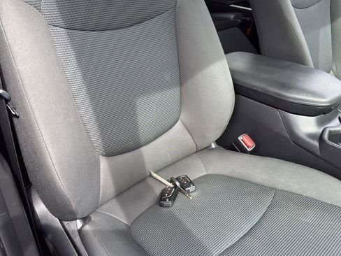 Used 2022 Toyota RAV4 LE image 17