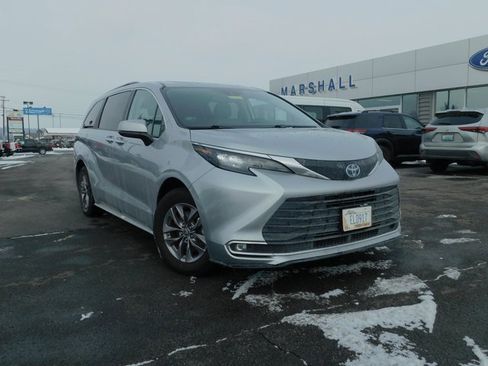 Used 2024 Toyota Sienna XLE image 2