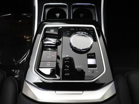 Used 2026 BMW 750e xDrive w/ Autobahn Package AWD/4WD image 13