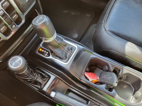 Used 2022 Jeep Wrangler Unlimited Sahara w/ Cold Weather Group image 16